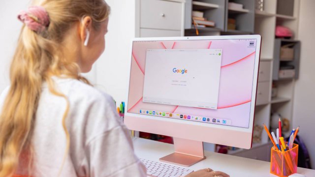 ragazza alla scrivania con iMac