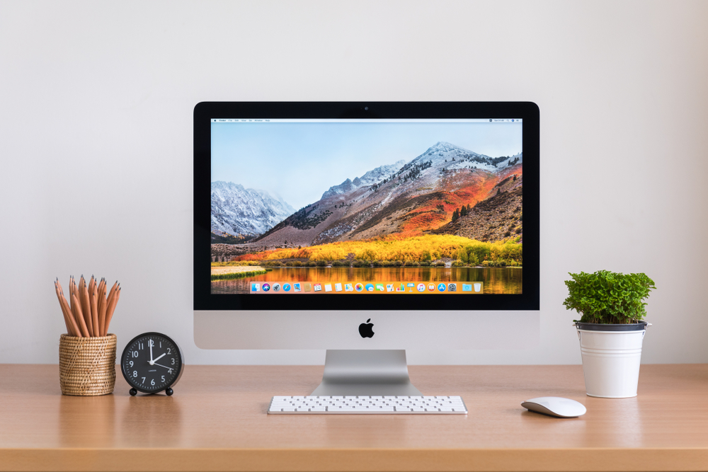 IMac con tastiera e mouse su scrivania