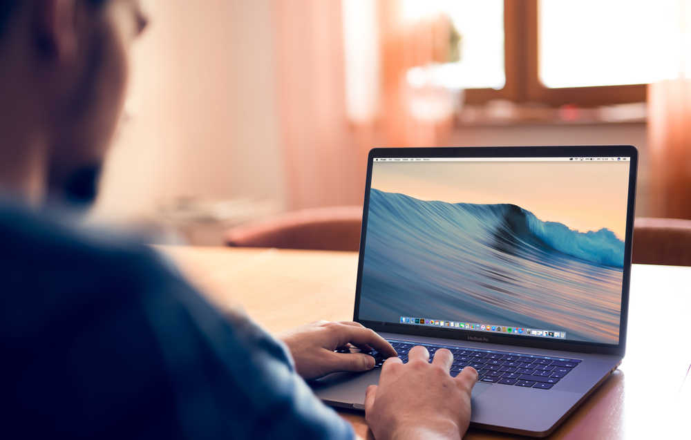 Ragazzo con Macbook Pro 15