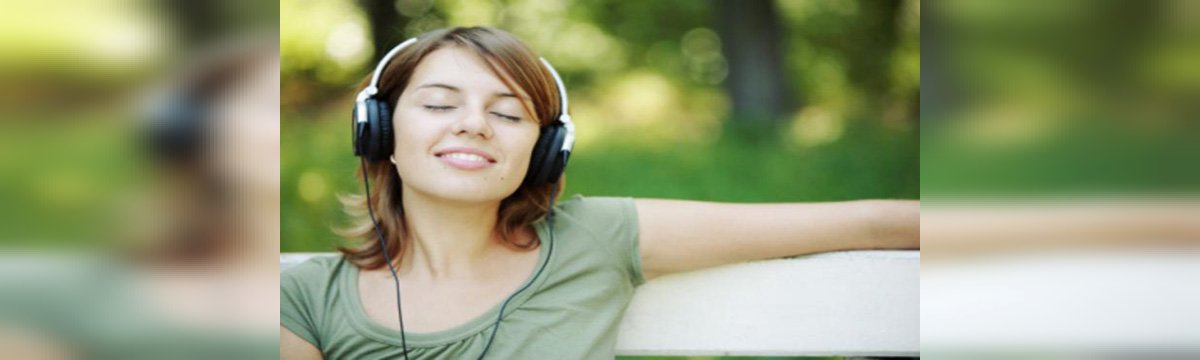 una ragazza ascolta musica con le sue cuffie