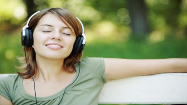 una ragazza ascolta musica con le sue cuffie