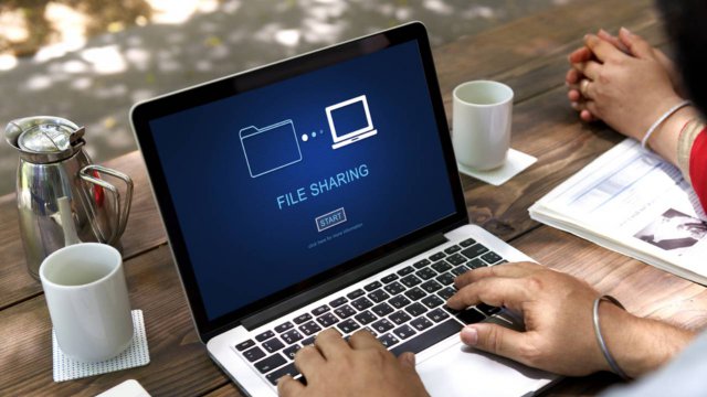 persona che condivide un file su pc