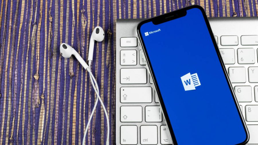 app word su smartphone, tastiera e cuffie