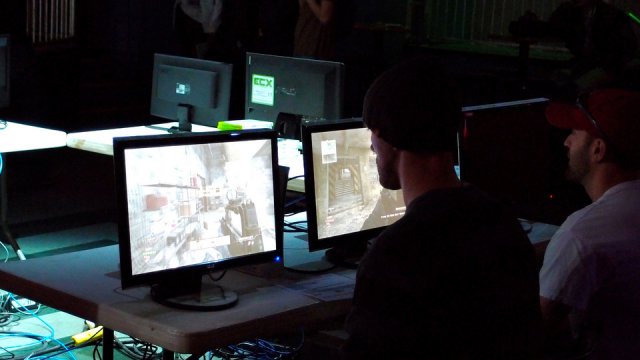 Alcuni giocatori si sfidano in un LAN Party online