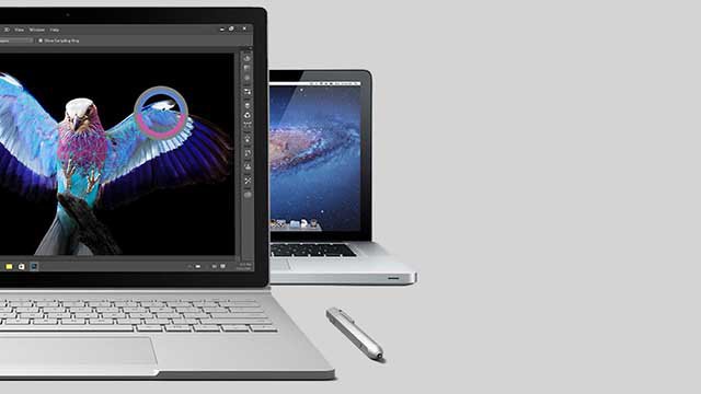 Microsoft Surface Book i7 in primo piano e Apple MacBook Pro in secondo