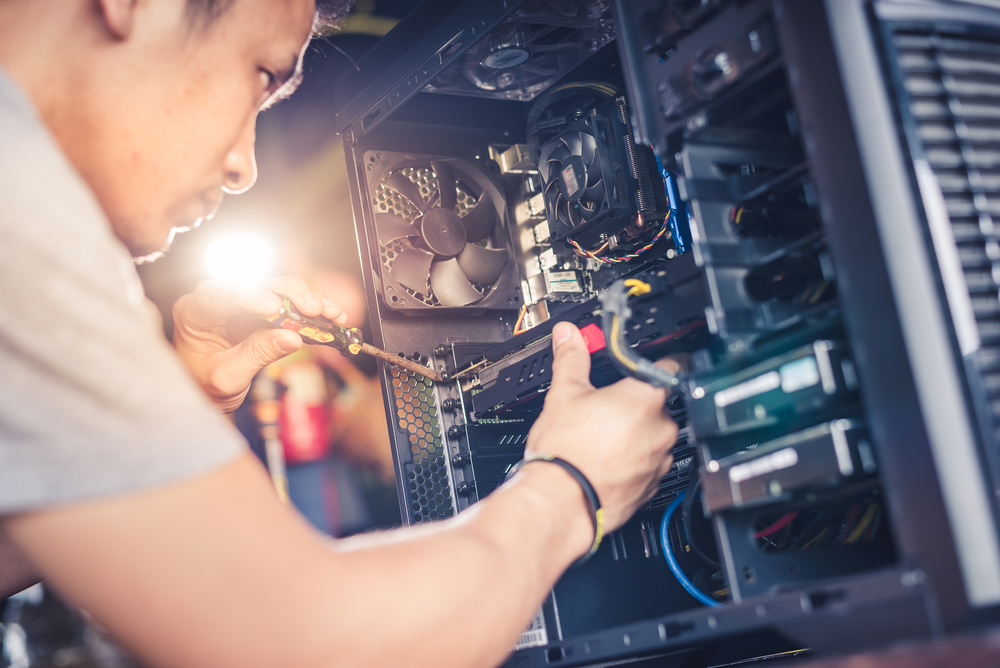 Tecnico ripara il case di un pc Tecnico ripara il case di un pc
