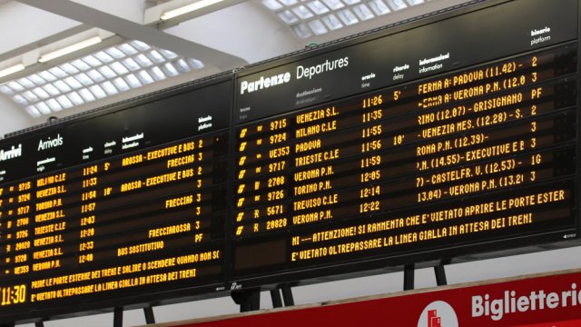 Tabellone arrivi e partenze in stazione