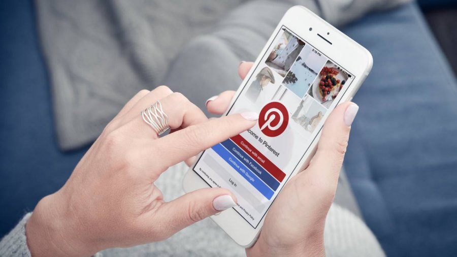 persona che usa app di pinterest
