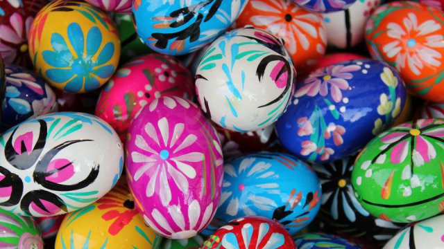Una marea di uova di Pasqua di tutti i colori