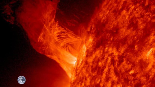 Una delle ultime tempeste solari, avvenuta il 31 dicembre scorso, comparata in grandezza con la Terra