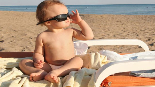 Bimbo in spiaggia