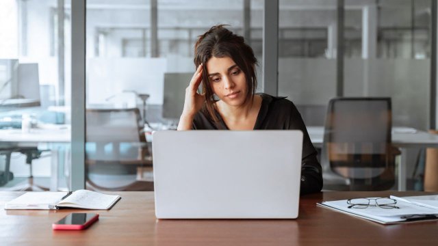 donna concentrata al computer