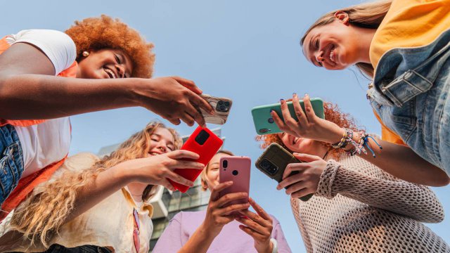 amici con smartphone