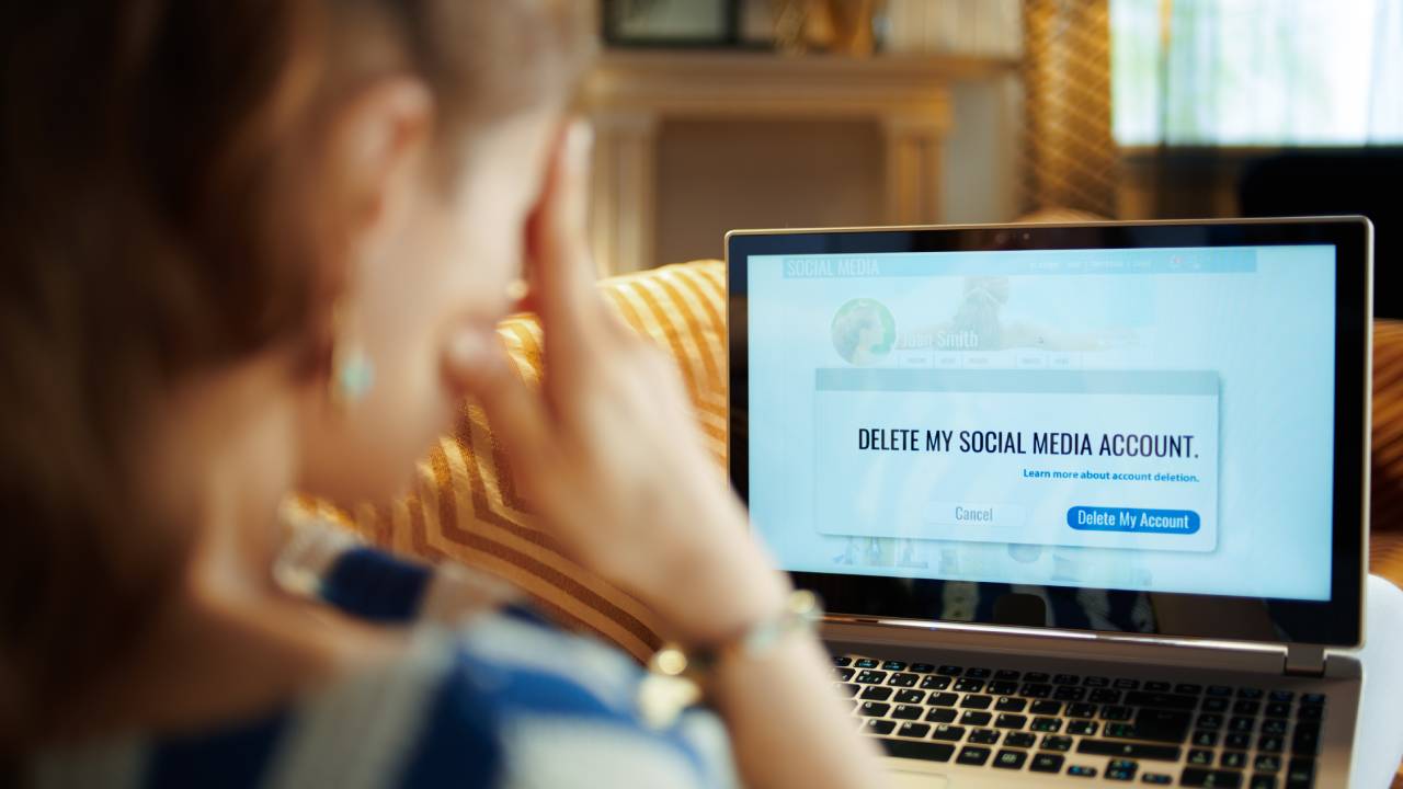 Persona al computer accountkiller Persona al computer accountkiller