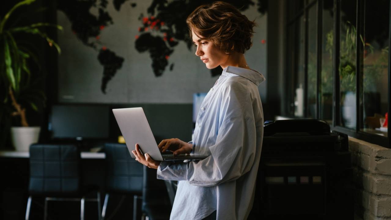 Donna al computer  Donna al computer