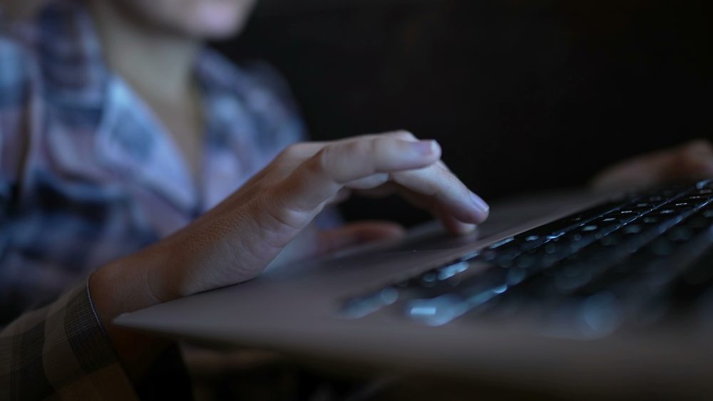 Donna-usa-mac-tasto-destro-trackpad Donna-usa-mac-tasto-destro-trackpad