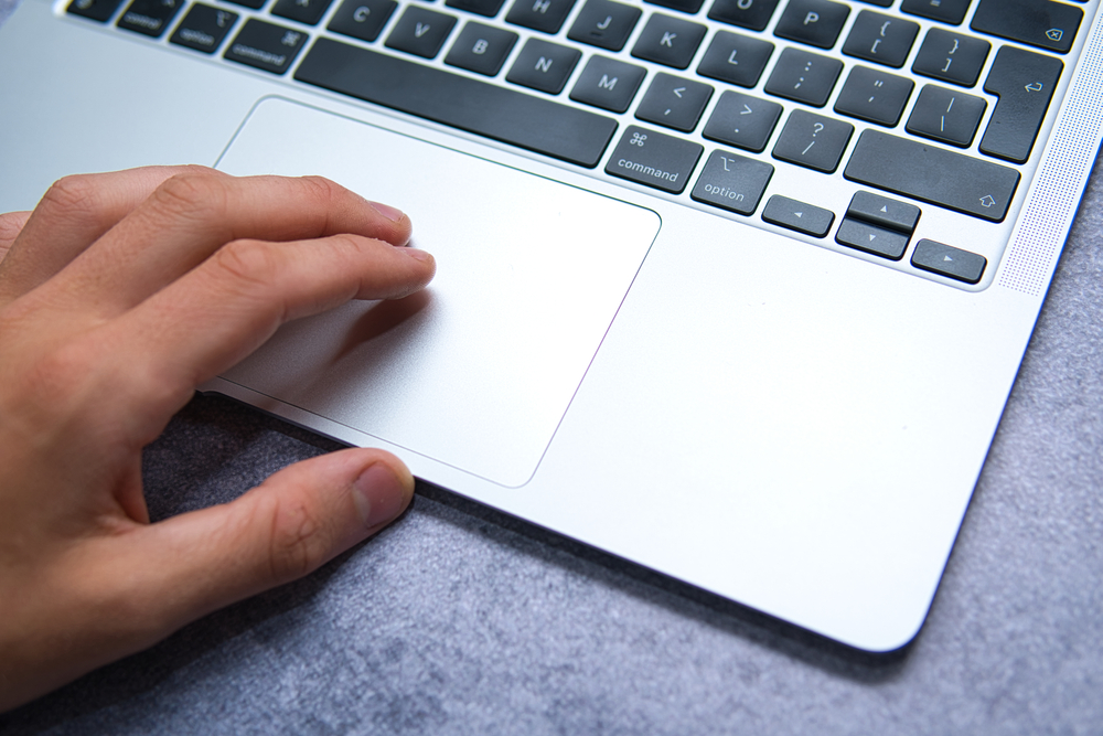 Mano-che-tocca-trackpad-mac Mano-che-tocca-trackpad-mac