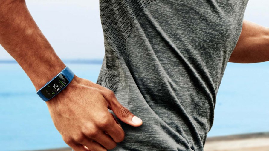 Uomo corre con Samsung Gear Fit2