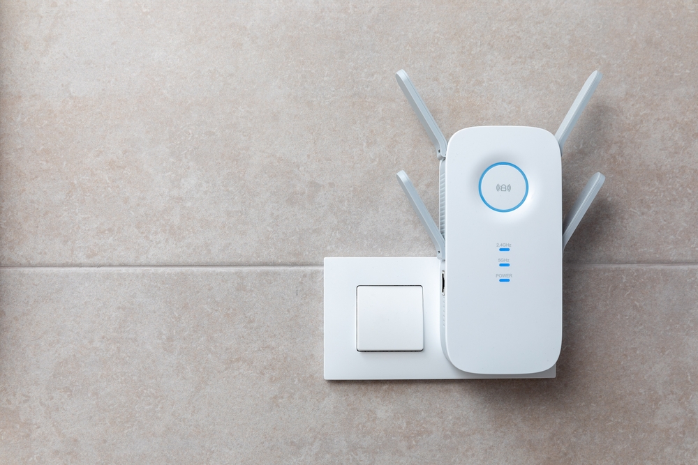 Amplificatore wifi attaccato alla presa a muro