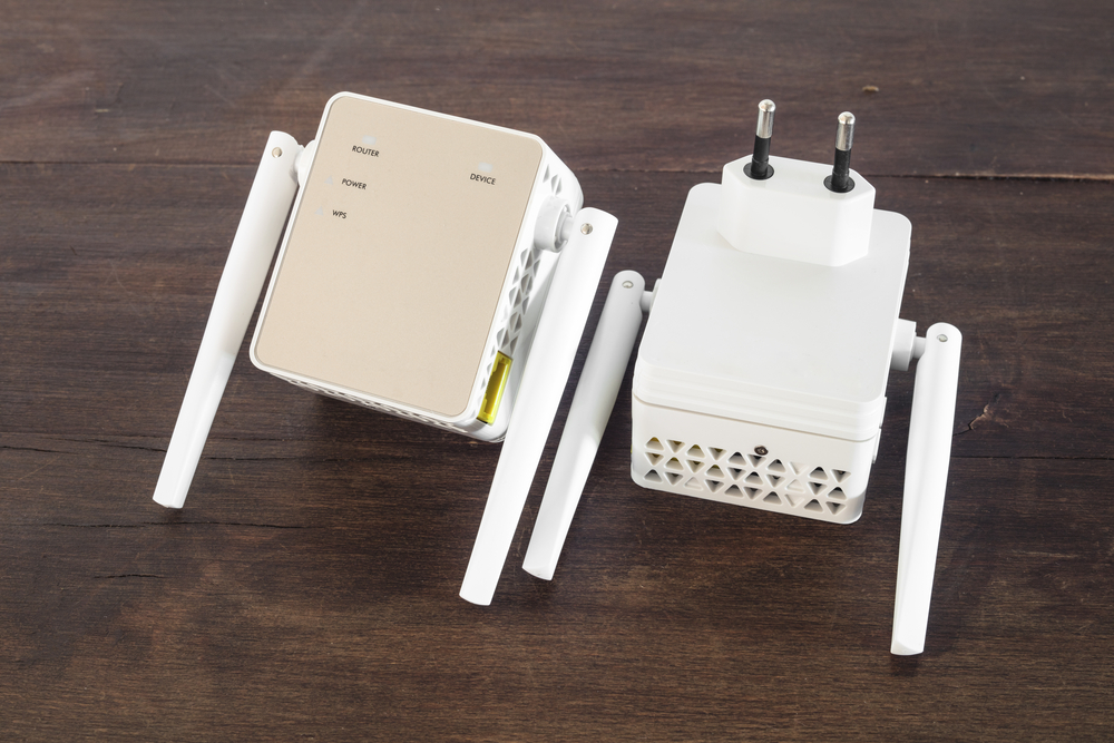 Coppia di amplificatori wifi su tavolo Coppia di amplificatori wifi su tavolo