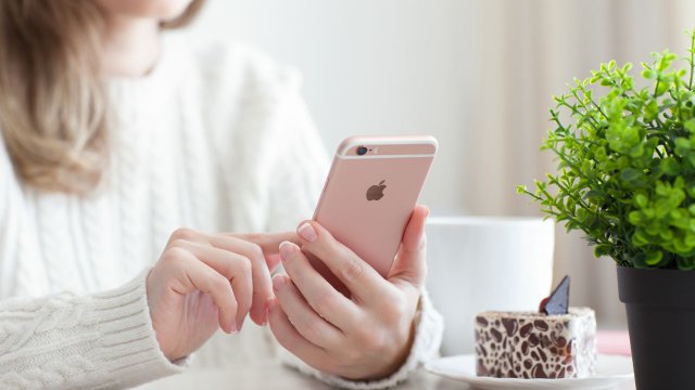 donna che usa iphone