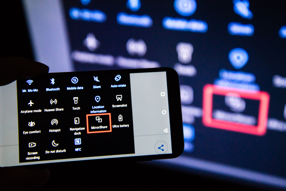 Smartphone e schermo collegati con mirror share Smartphone e schermo collegati con mirror share