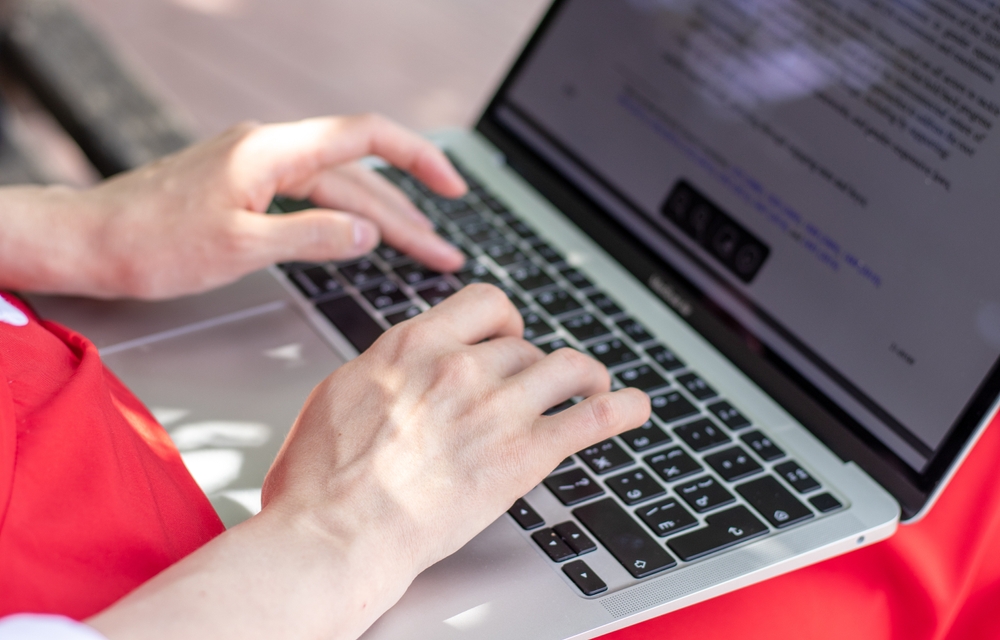 Ragazza al lavoro con macbook