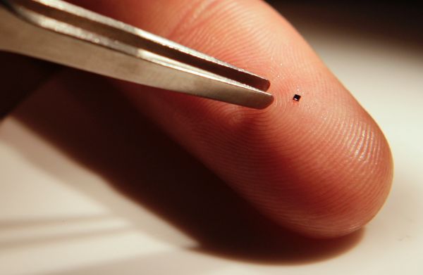 Un microchip realizzato con avanzate tecniche di nanotecnologia