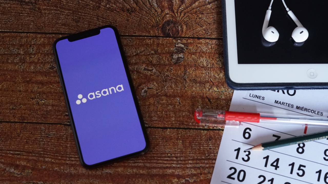 Logo di Asana su smartphone