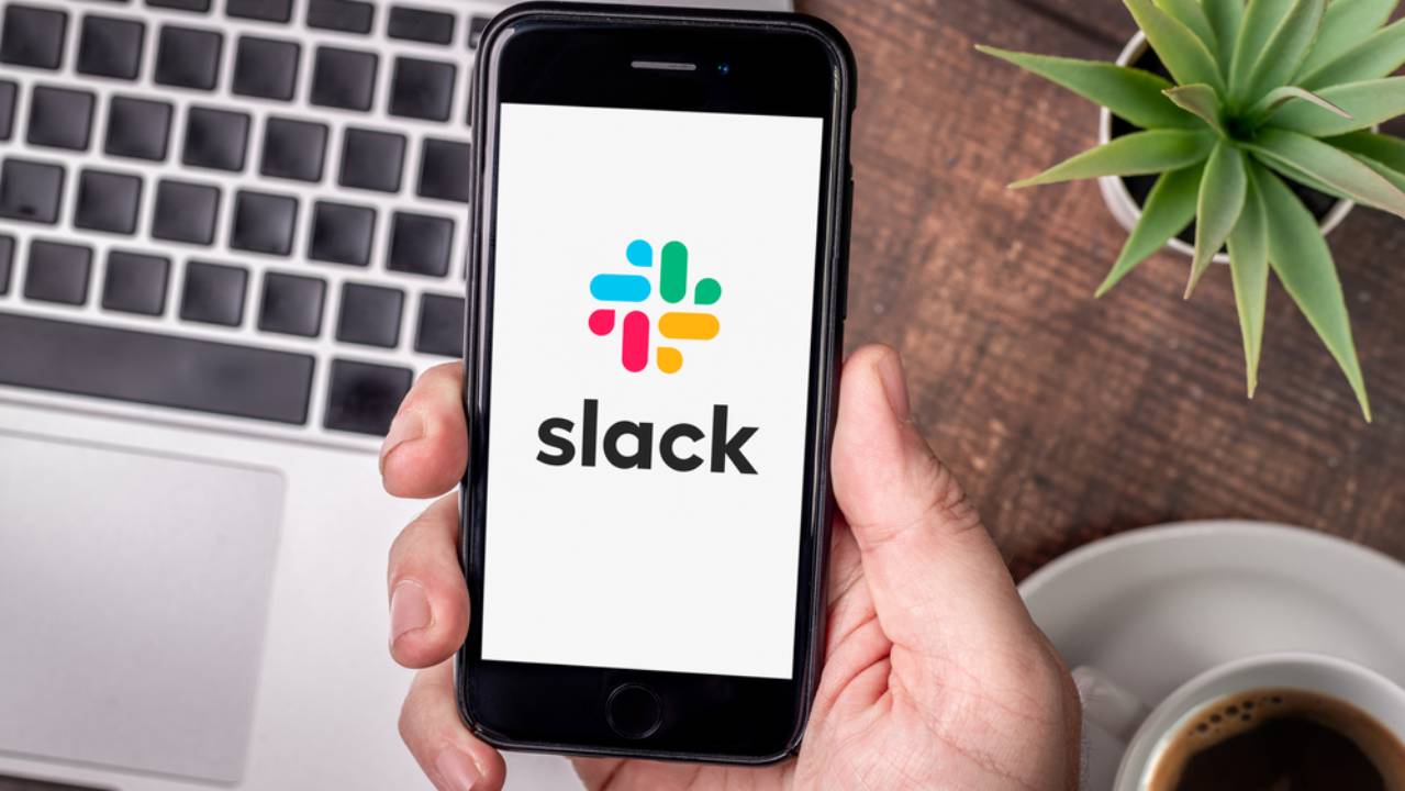 logo di Slack su smartphone