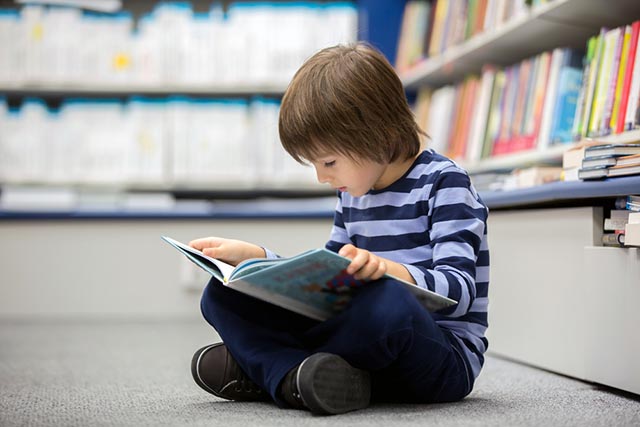 Bambino legge in libreria