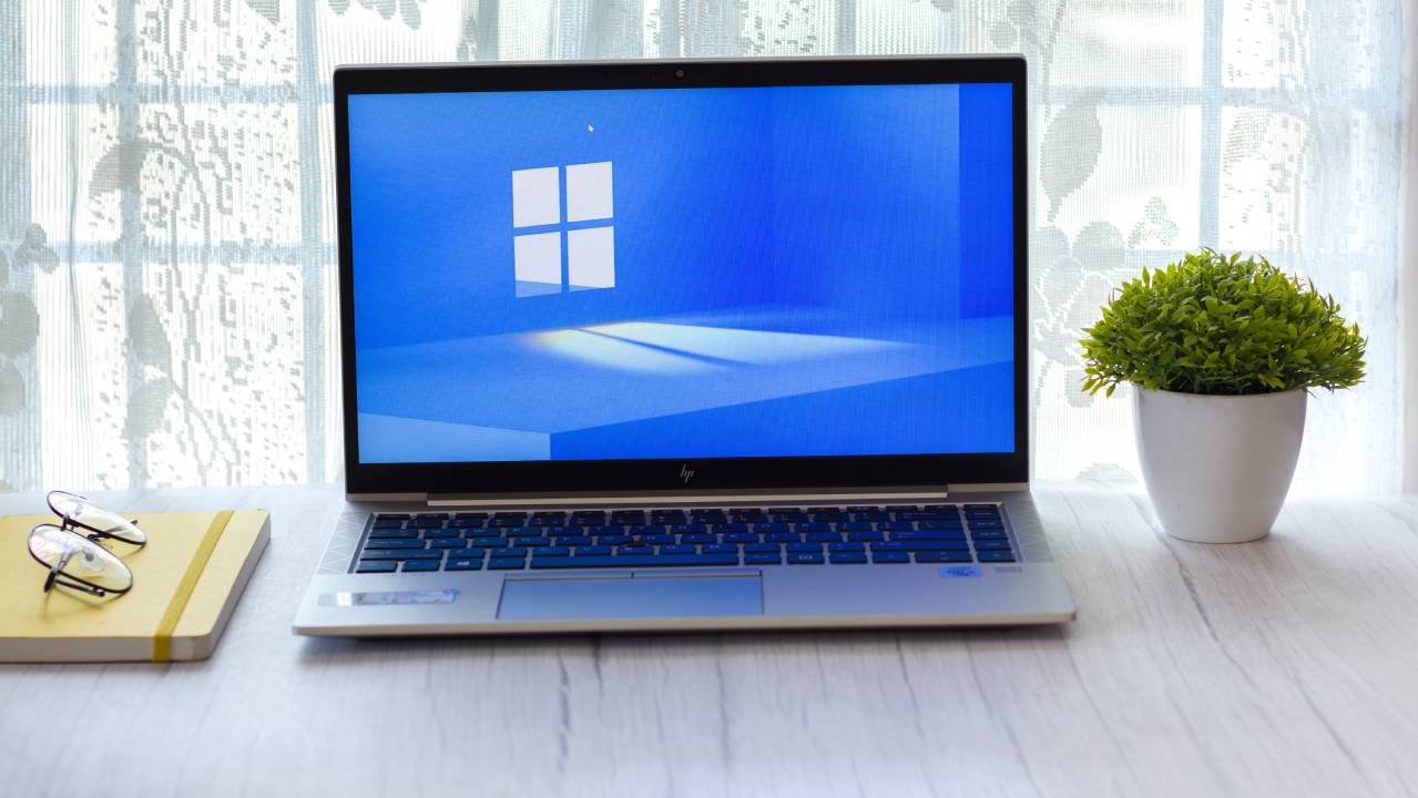 laptop con schermata windows su scrivania