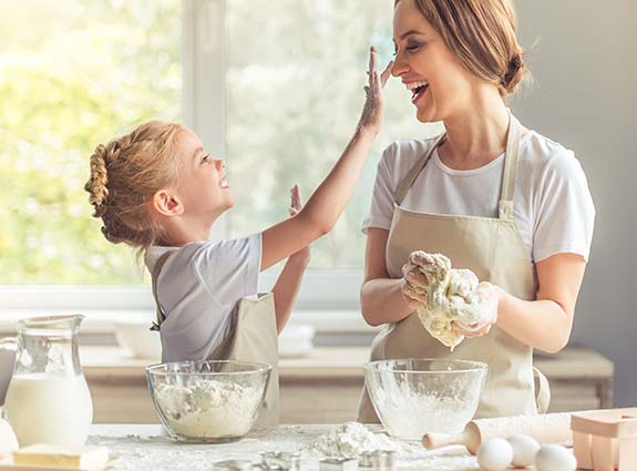 Mamma e figlia in cucina