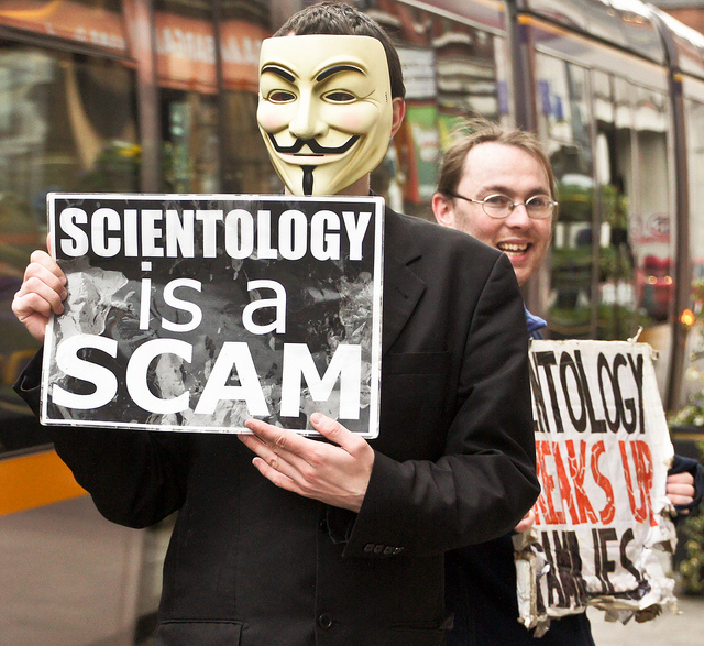 Alcuni manifestanti di Anonymous di fronte una sede di Scientology