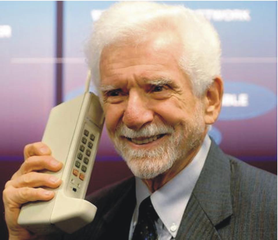 Martin Cooper con il suo DynaTAC 8000x