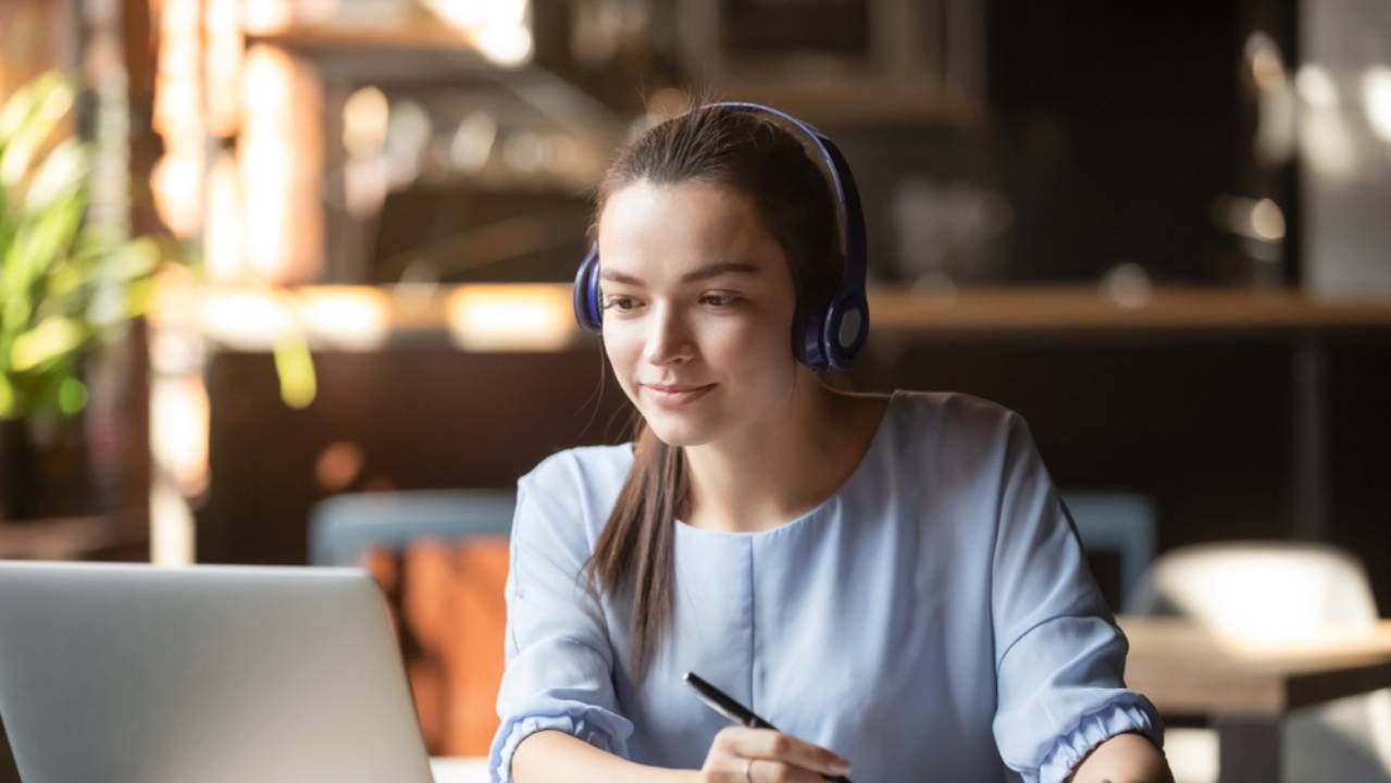 persone che lavora al computer