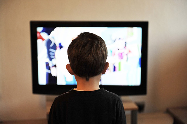 Bambino che guarda TV