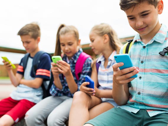 Gli smartphone a scuola riducono la soglia di attenzione dei ragazzi