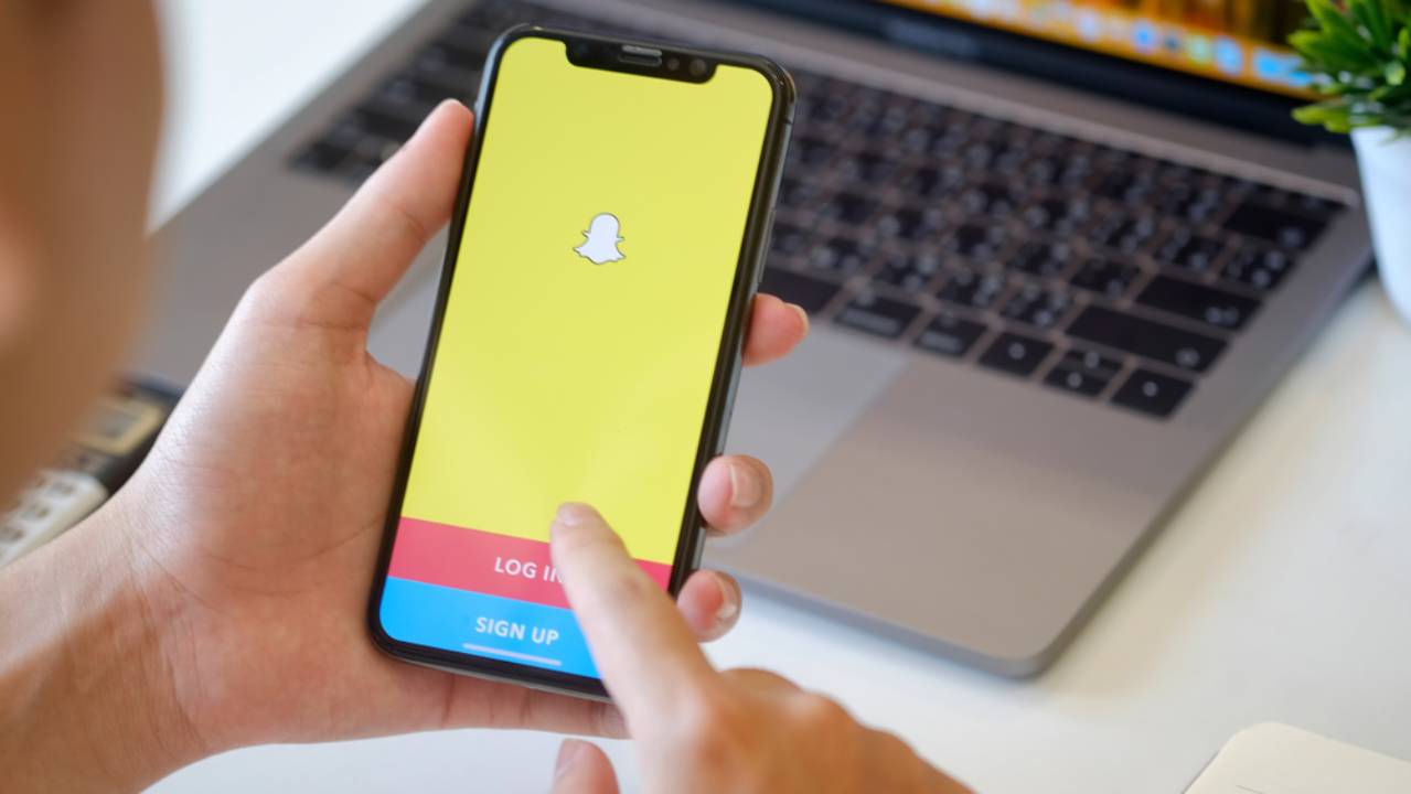persona che fa login su snapchat