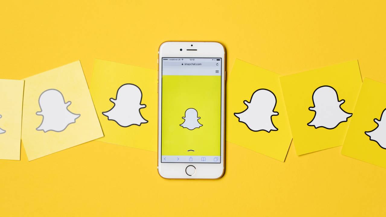 smartphone con logo snapchat