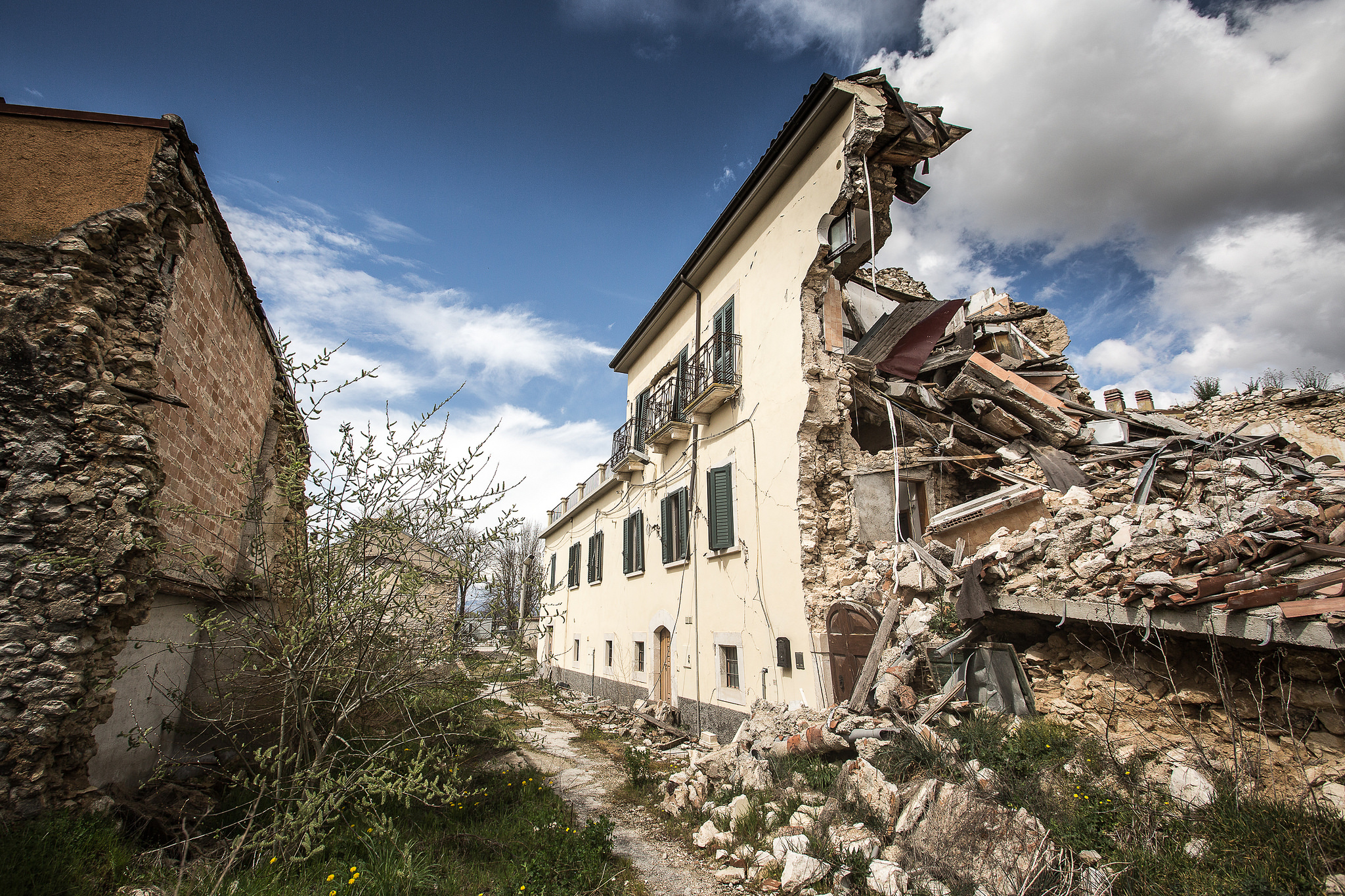 Un'immagine da Onna dopo la scossa di terremoto del 2009