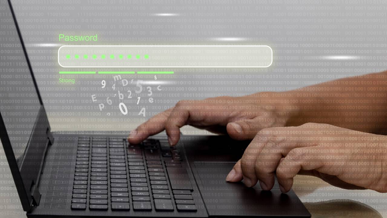 mani sulla tastiera per inserire password