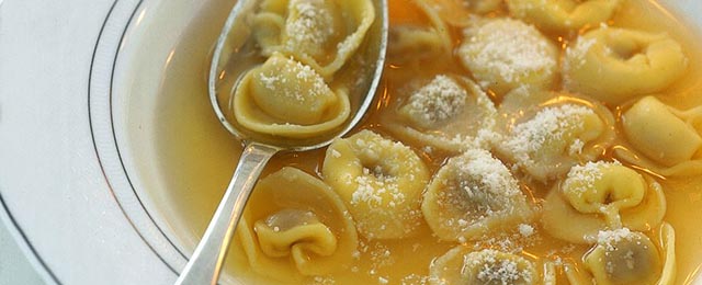 Gli anolini in brodo sono una delle proposte per il menu di Natale di Sale & pepe