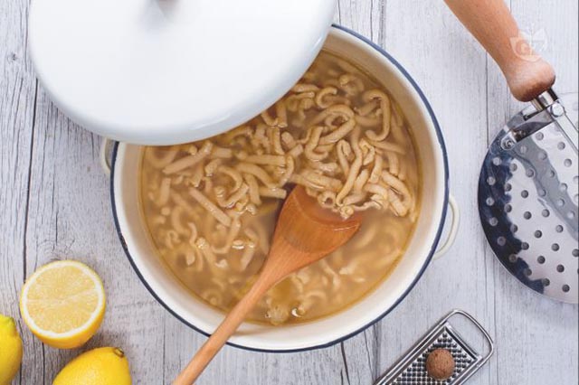 I passatelli in brodo realizzati dagli chef di Giallo Zafferano