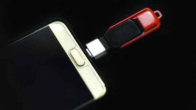 Smartphone e chiavetta USB