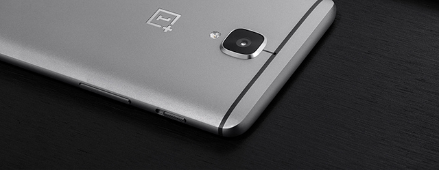 Fotocamera posteriore dello OnePlus 3 con particolari del corpo in metallo Unibody