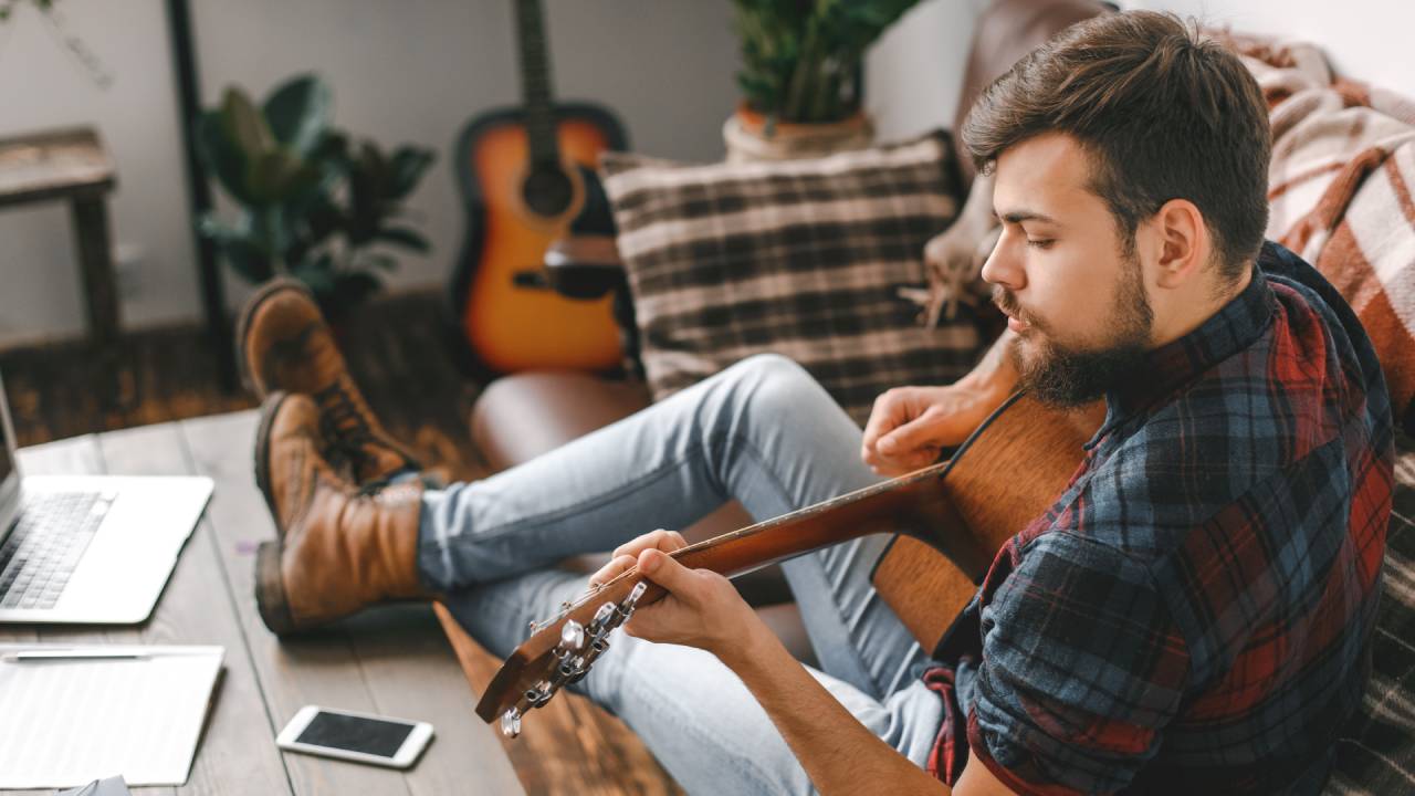 suonare chitarra