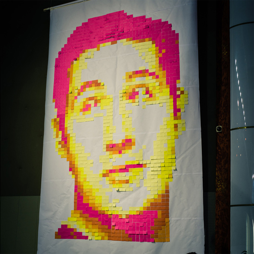 La faccia di Systrom riprodotta con dei post-it