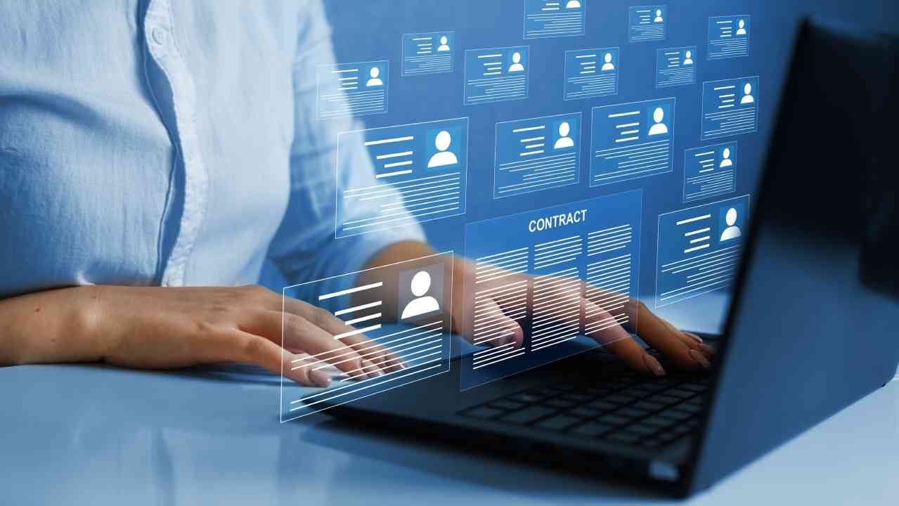 uomo al computer