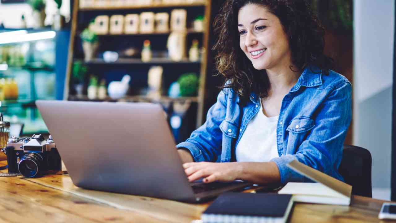 donna che personalizza il browser